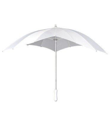 Białą parasolka ślubna w kształcie serca