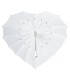 Białą parasolka ślubna w kształcie serca